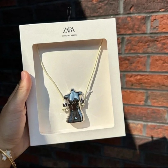 ZARA BUST CHARM NECKLACE - Picture 3 of 9